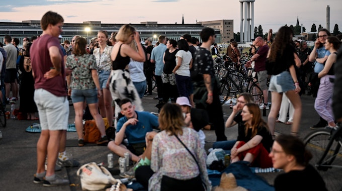 Viele Menschen verfolgen das „Tempelhof-Sounds“-Festival auf dem Gelände des ehemaligen Flughafen Berlin Tempelhof vom Feld aus.