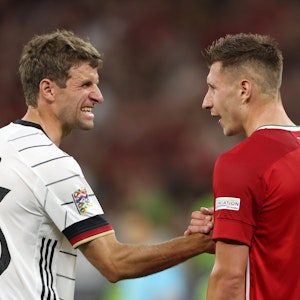 Thomas Müller und Willi Orban geben sich nach dem Spiel die Hand.