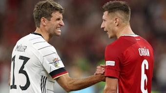 Thomas Müller und Willi Orban geben sich nach dem Spiel die Hand.