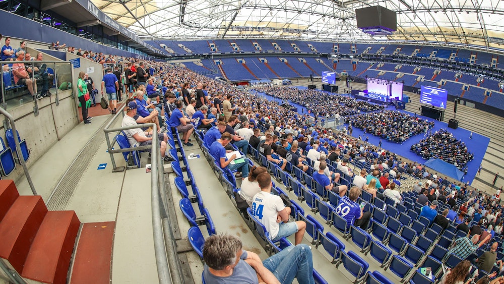 Rund 4400 Schalker Mitglieder waren bei der Versammlung in der Veltins Arena anwesend.