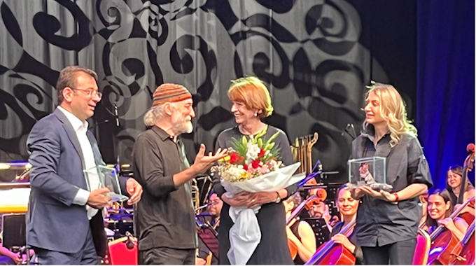 Das Bild zeigt Henriette Reker gemeinsam mit dem Istanbuler Oberbürgermeister und dem Komponisten nach der Weltpremiere.