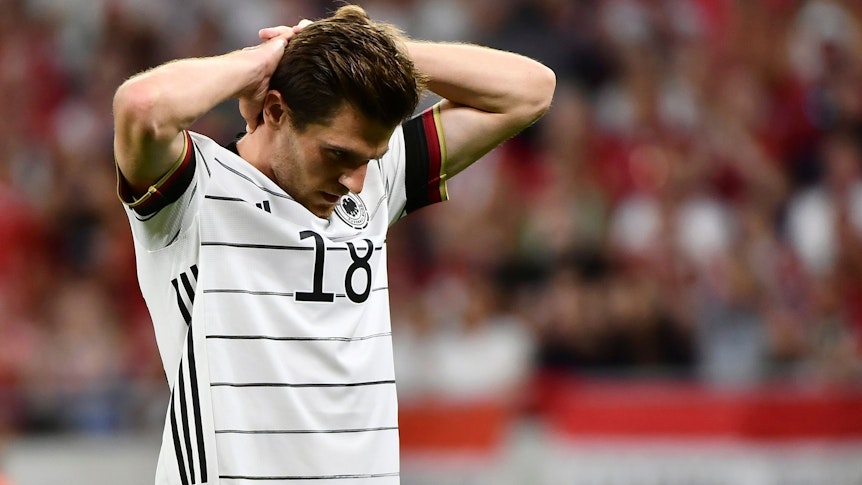 DFB-Nationalspieler Jonas Hofmann, der bei Borussia Mönchengladbach unter Vertrag steht, reagiert entsetzt, als er im UEFA Nations League-Spiel in Ungarn (11. Juni 2022) die Riesen-Chance zum 2:1 vergibt. Jonas Hofmann greift sich entsetzt an den Kopf.
