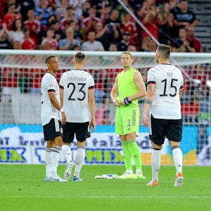 Thilo Kehrer, Nico Schlotterbeck, Manuel Neuer und Niklas Süle stehen zusammen auf dem Platz.