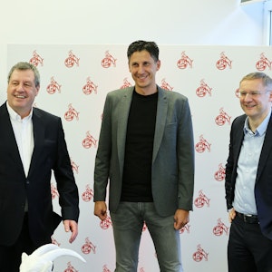 Präsident Werner Wolf (l.) und Vize Eckhard Sauren (r.) mit FC-Geschäftsführer Christian Keller, bei dessen Vorstellung im Geißbockheim am 4. April 2022
