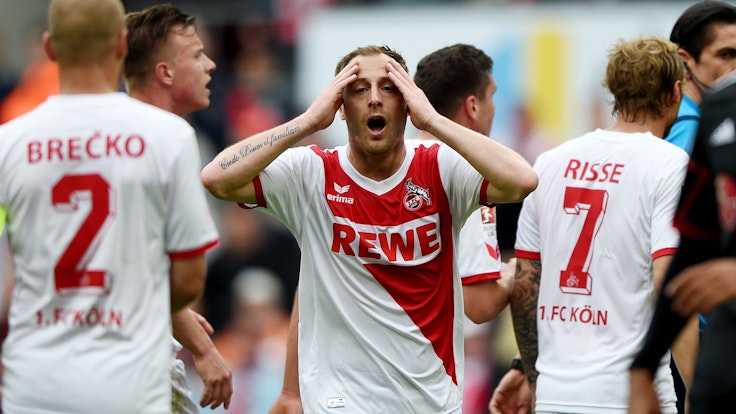 Kölns Matthias Lehmann reagiert nach der Elfmeterentscheidung mit Unverständnis und fasst sich mit beiden Händen an den Kopf.