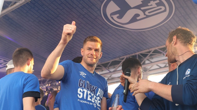 FC Schalke 04: Simon Terodde jubelt den Fans zu nach dem Aufstieg.