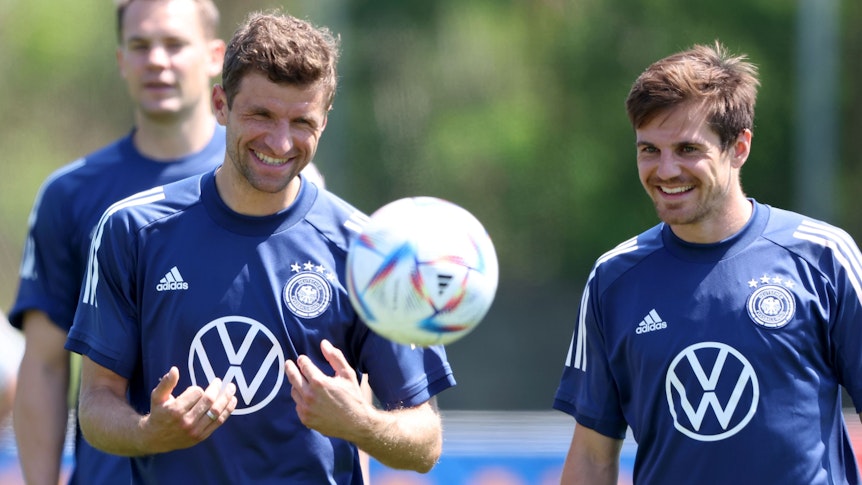 Thomas Müller und Jonas Hofmann schauen einem Ball beim Training hinterher.