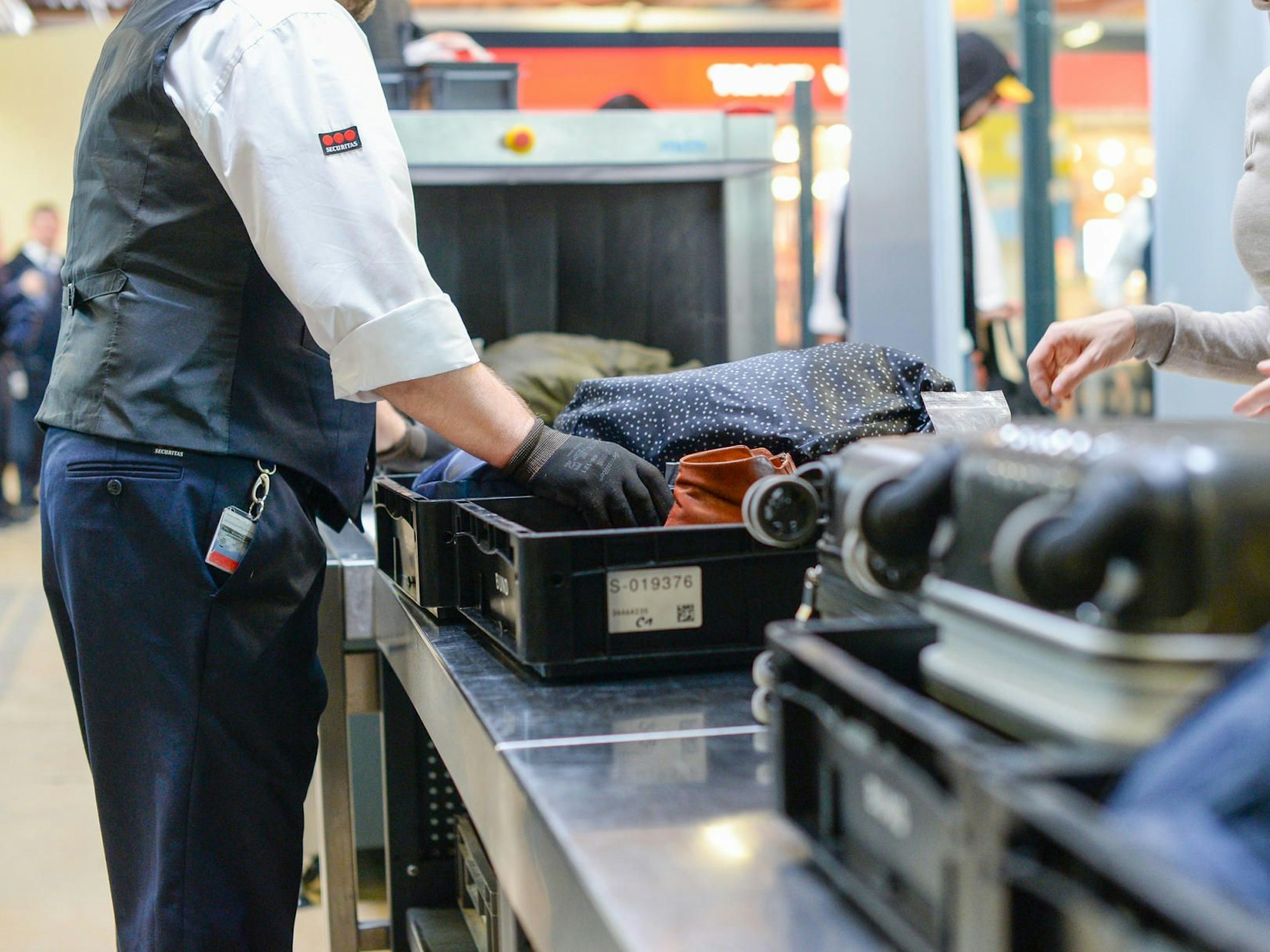 Das Handgepäck von Passagieren wird im Sicherheitsbereich vom Flughafen Berlin Tegel bei einer Gepäckkontrolle kontrolliert, wie dieses 2018 aufgenommene Symbolfoto zeigt.