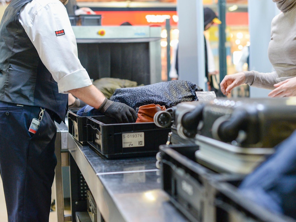 Das Handgepäck von Passagieren wird im Sicherheitsbereich vom Flughafen Tegel bei einer Gepäckkontrolle kontrolliert.