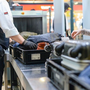 Das Handgepäck von Passagieren wird im Sicherheitsbereich vom Flughafen Berlin Tegel bei einer Gepäckkontrolle kontrolliert, wie dieses 2018 aufgenommene Symbolfoto zeigt.
