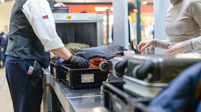 Das Handgepäck von Passagieren wird im Sicherheitsbereich vom Flughafen Tegel bei einer Gepäckkontrolle kontrolliert.&nbsp;