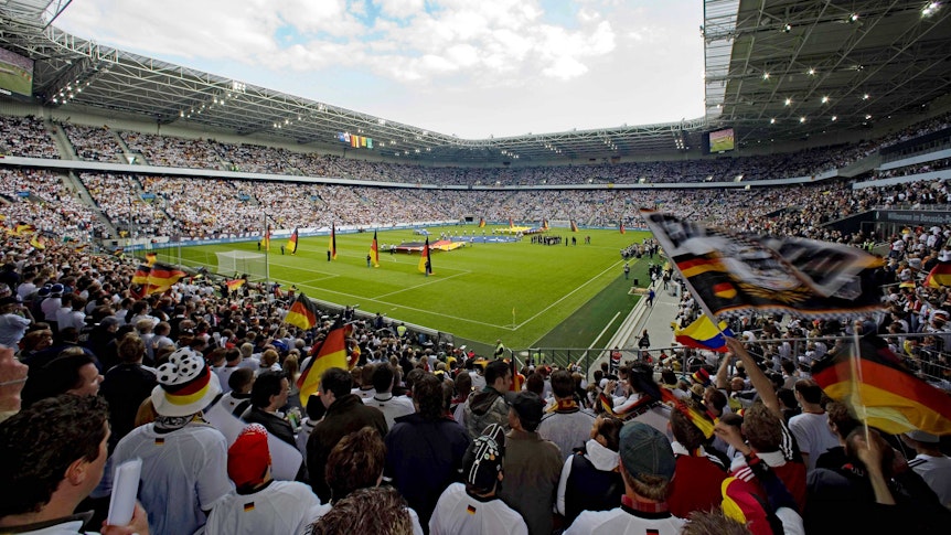Der Borussia-Park in Mönchengladbach. In der Fohlen-Arena trifft die DFB-Elf am Dienstag (14. Juni 2022) in der UEFA Nations League auf Europameister Italien. Dieses Foto stammt vom 2. Juni 2006. Die Fans jubeln den Mannschaft zu.