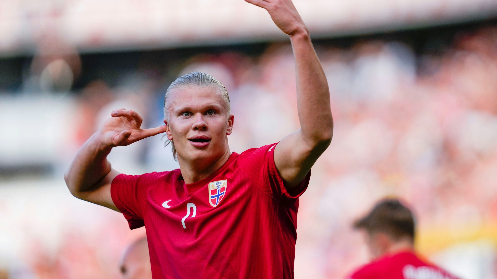 Nach seinem Treffer gegen Schweden jubelt Erling Haaland in Richtung der norwegischen Fans.