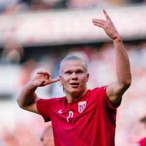 Nach seinem Treffer gegen Schweden jubelt Erling Haaland in Richtung der norwegischen Fans.