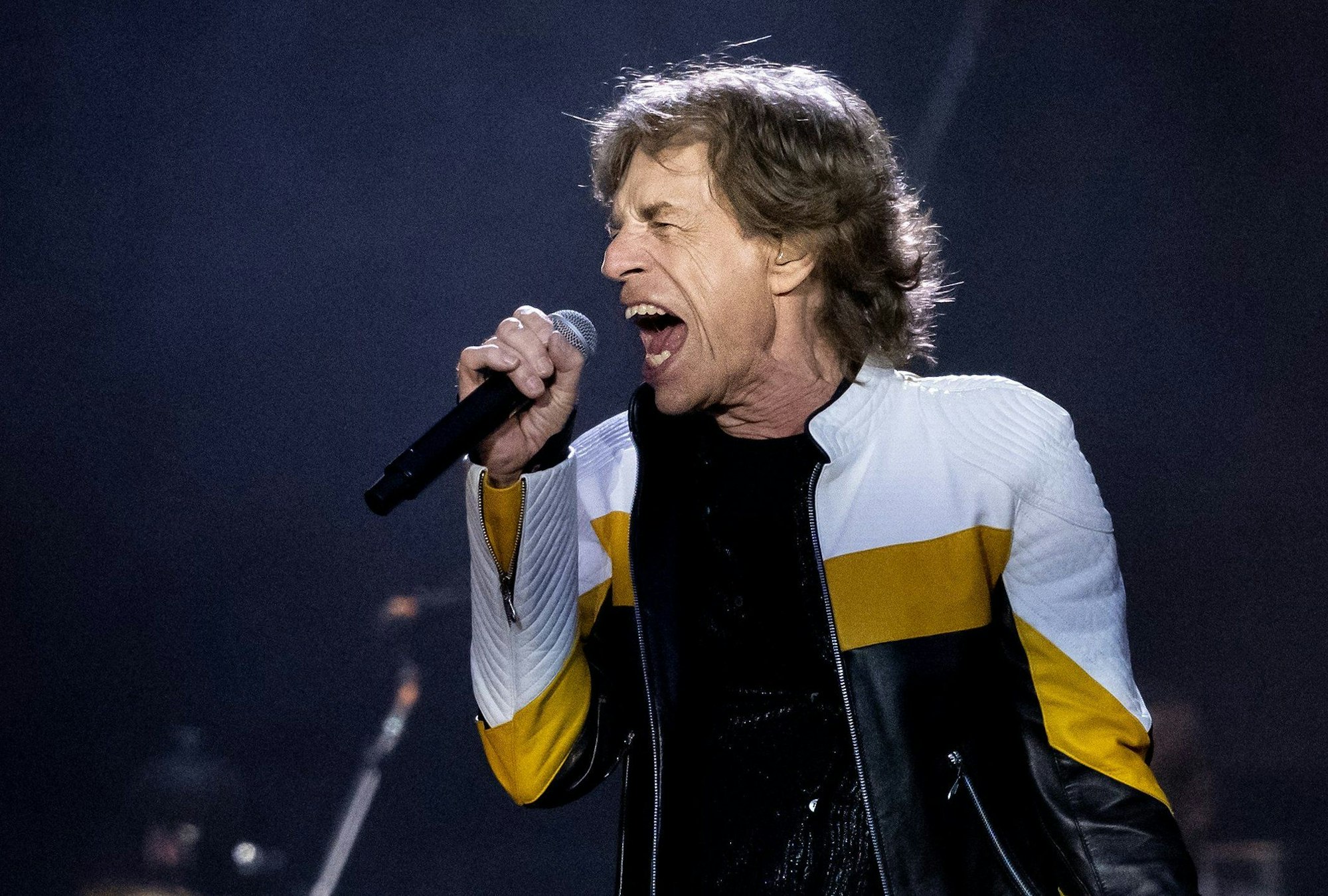 Sänger Mick Jagger von der britischen Band "The Rolling Stones" steht im Olympiastadion bei einem Konzert im Rahmen ihrer „Sixty“-Europatour auf der Bühne.