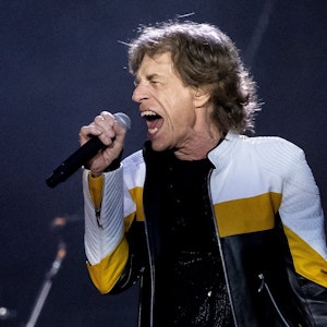 Sänger Mick Jagger von der britischen Band "The Rolling Stones" steht im Olympiastadion bei einem Konzert im Rahmen ihrer „Sixty“-Europatour auf der Bühne.