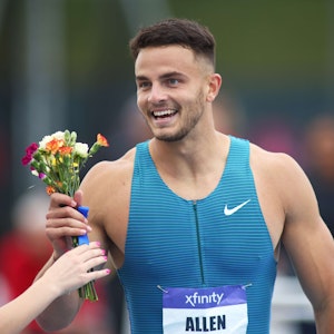 Devon Allen bekam nach seiner herausragenden Leistung einen Strauß Blumen überreicht.