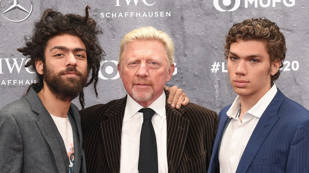 Boris Becker (M) kommt mit seinen Söhnen Noah (l) und Elias (r) zur Verleihung der Laureus World Sports Awards 2020 in der Verti Music Hall.