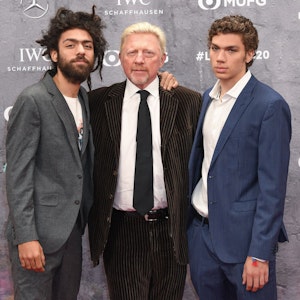 Boris Becker (M) kommt mit seinen Söhnen Noah (l) und Elias (r) zur Verleihung der Laureus World Sports Awards 2020 in der Verti Music Hall.