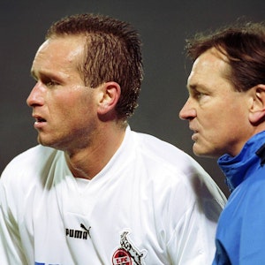 Trainer Ewald Lienen (r.) gibt Dirk Lottner (beide Köln) Anweisungen.