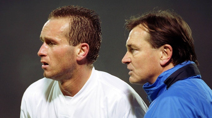 Trainer Ewald Lienen (r.) gibt Dirk Lottner (beide Köln) Anweisungen.