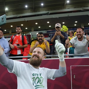 Australiens Torwart Andrew Redmayne jubelt mit Fans in Katar nach dem Sieg im Entscheidungsspiel um die WM-Teilnahme 2022 gegen Peru am 13. Juni 2022.