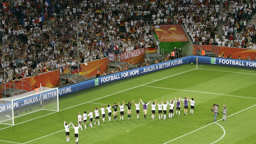 Die Spielerinnen der deutschen Fußballnationalmannschaft bedanken sich am 5. Juli 2011 während der WM, nach dem Sieg gegen Frankreich, bei den Fans im Gladbacher Borussia-Park. Die Fans klatschen anerkannend.