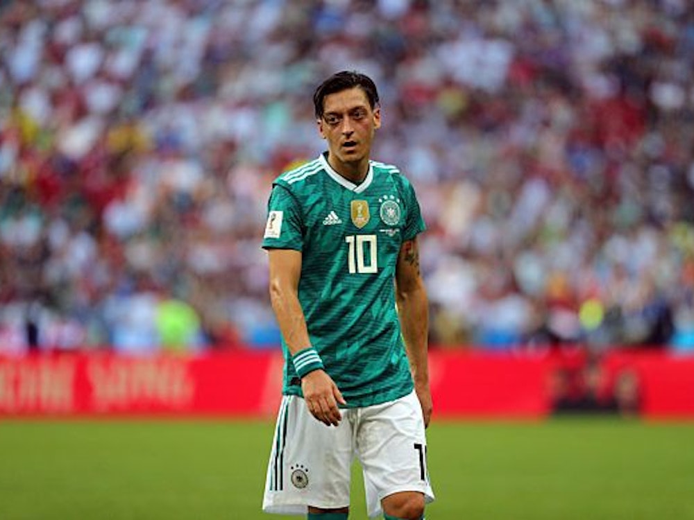 Özil schaut enttäuscht nach dem WM-Aus.