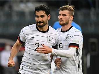 Deutschlands Torschütze Ilkay Gündogan jubelt nach seinem 2:0 mit Timo Werner (r).