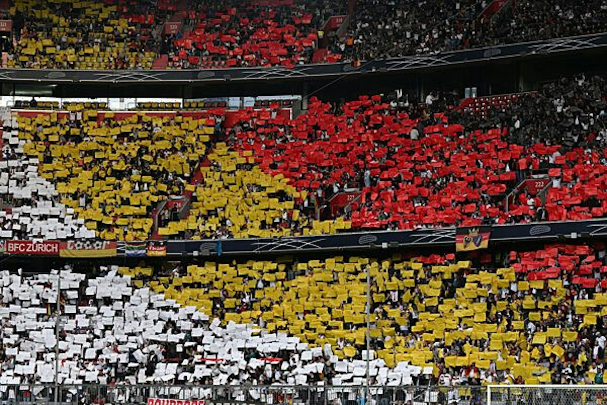 Die Deutschlands Fans begrüßen die Mannschaften mit einer Choreografie in den deutschen Farben.
