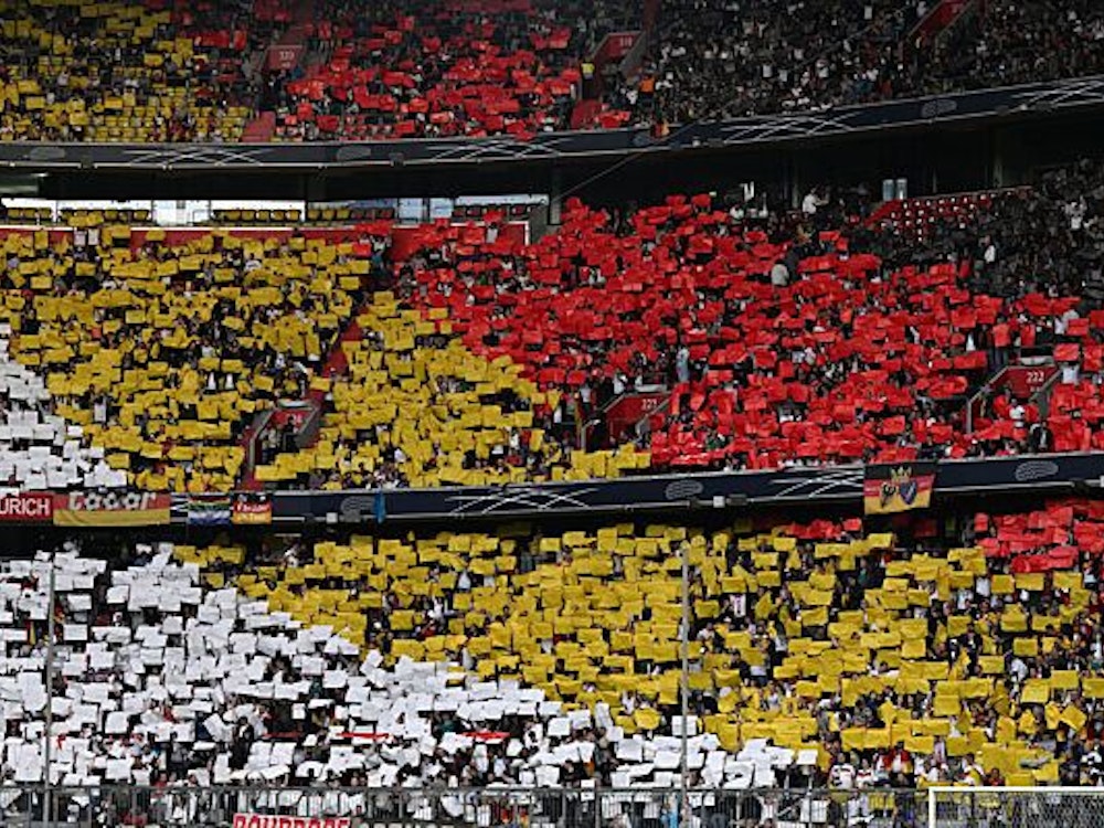 Die Deutschlands Fans begrüßen die Mannschaften mit einer Choreografie in den deutschen Farben.