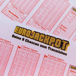 Lottoscheine mit der Aufschrift Eurojackpot.