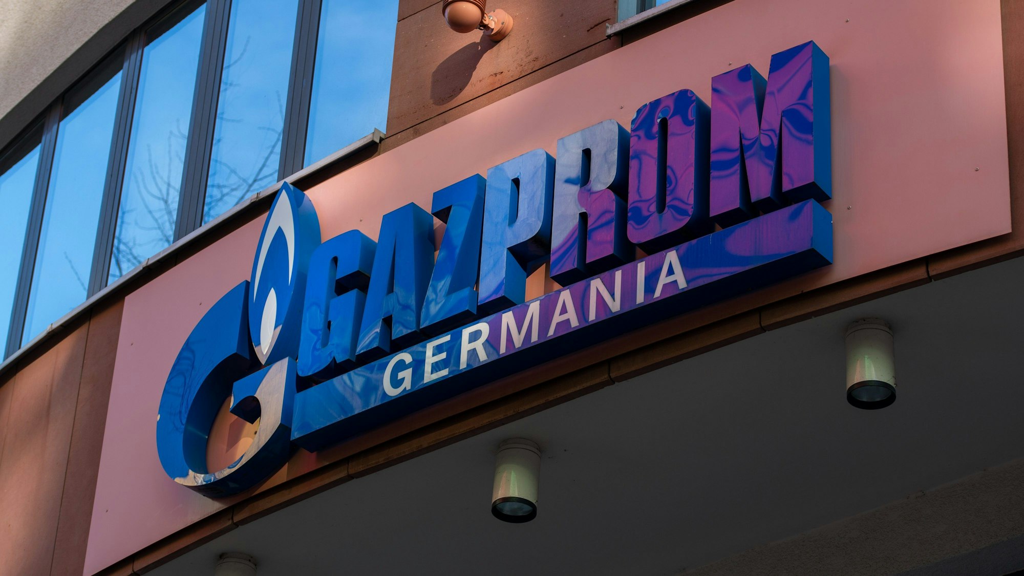 Das Logo von Gazprom Germania GmbH an der Fassade der Gazprom Germania-Zentrale.