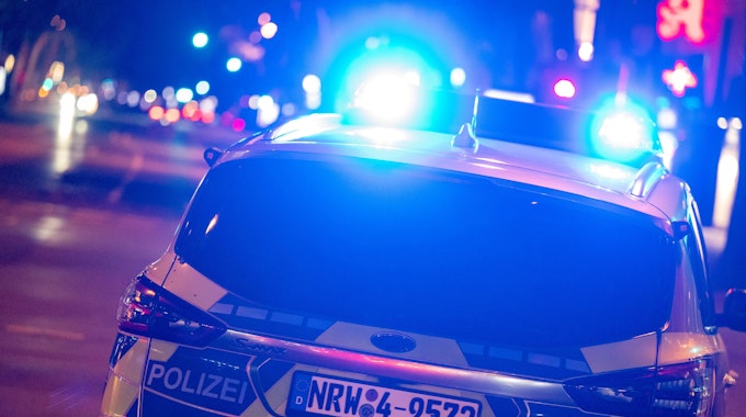 Eine Streife der Polizei Köln bei einem Einsatz mit Blaulicht.