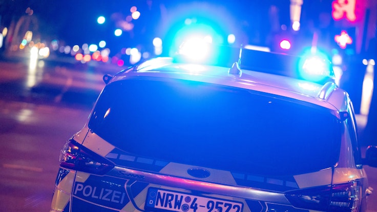 Eine Streife der Polizei Köln bei einem Einsatz mit Blaulicht.