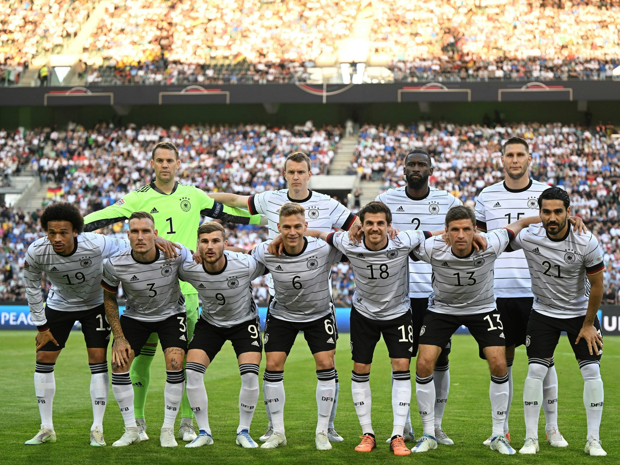 Die deutsche Nationalmannschaft stellt sich vor dem Spiel auf.