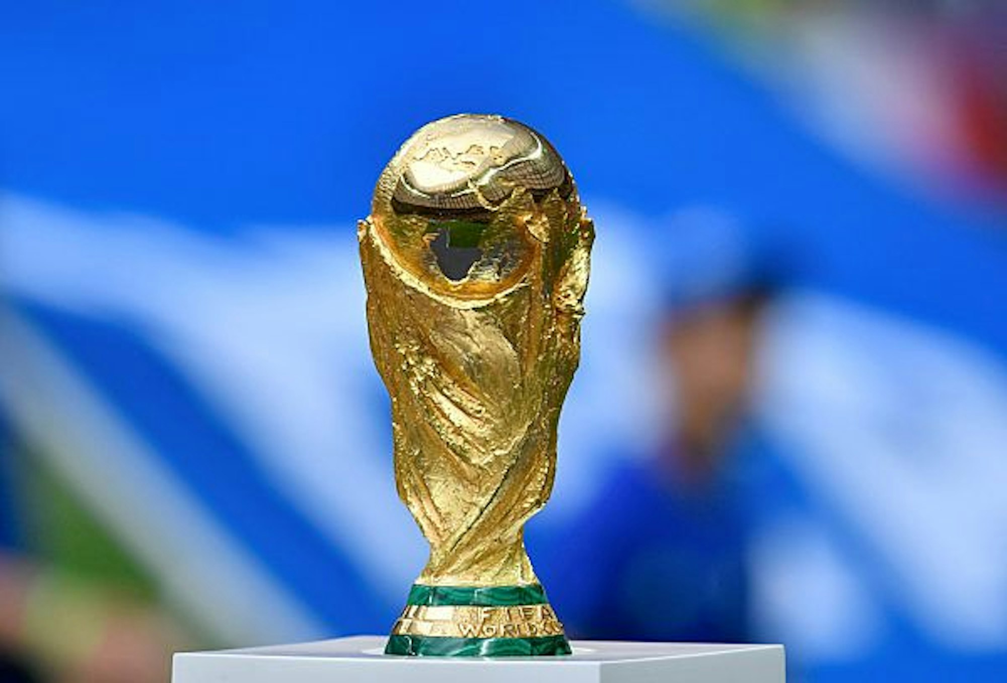Der WM Pokal wird auf einem kleinen Podest ausgestellt.