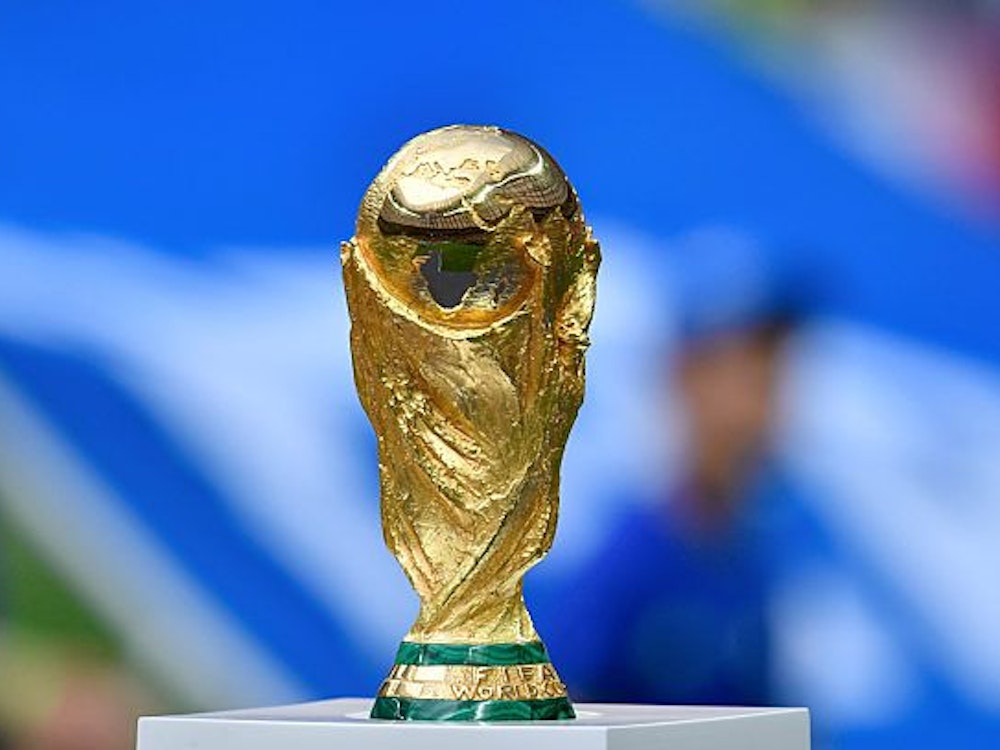 Der WM Pokal wird auf einem kleinen Podest ausgestellt.