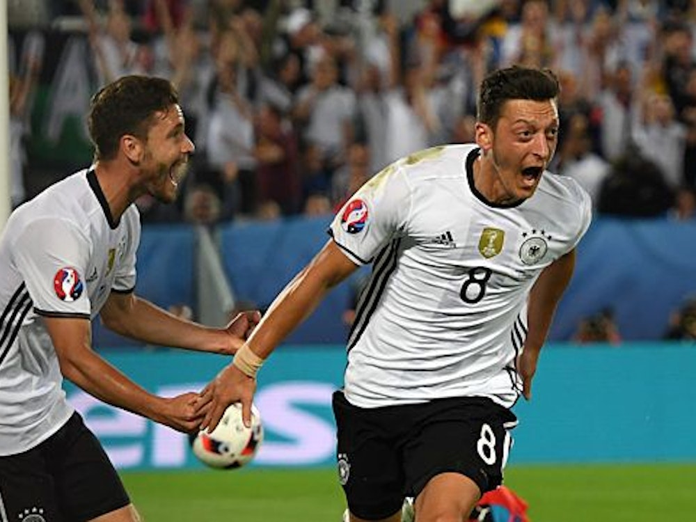 Mesut Özil und Jonas Hector bejubeln intensiv den Führungstreffer.