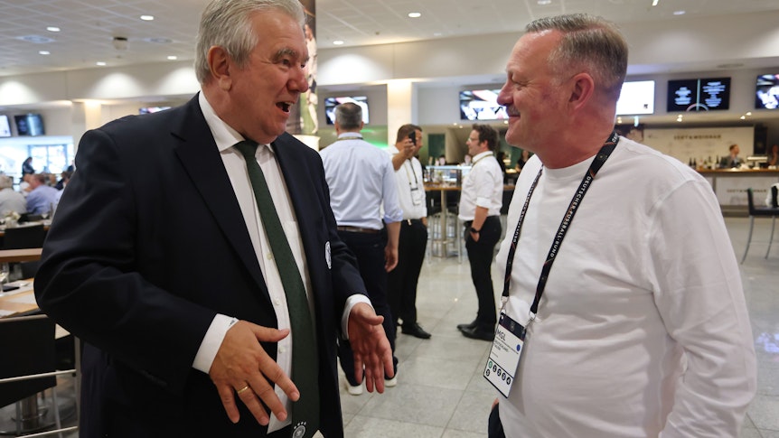 Roland Virkus, Sportdirektor von Borussia Mönchengladbach (r.) begrüßt Peter Frymuth, Vize-Präsident des DFB.