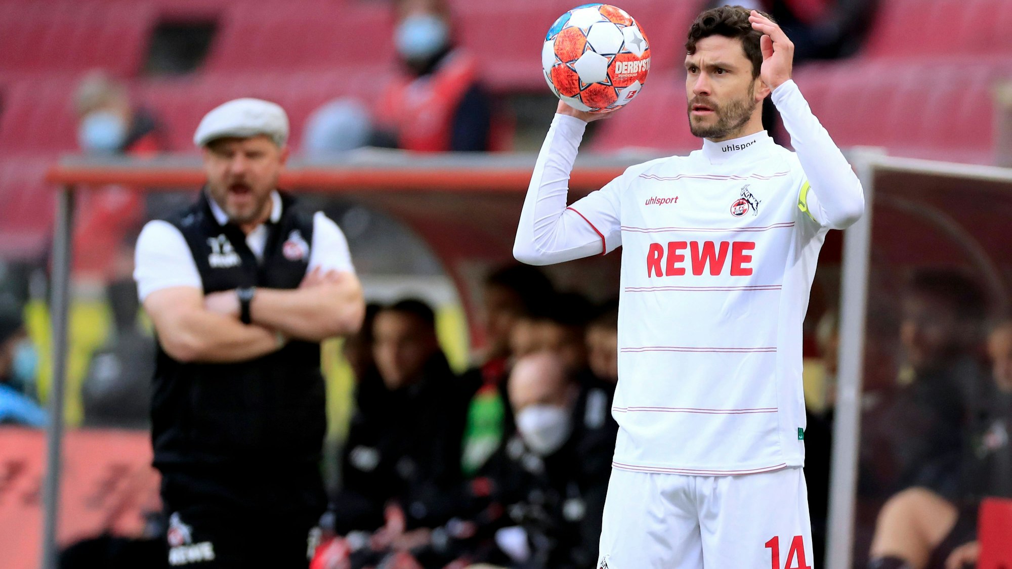 FC-Kapitän steht beim Spiel gegen die Bayern beim Einwurf und sucht einen freien Mitspieler.