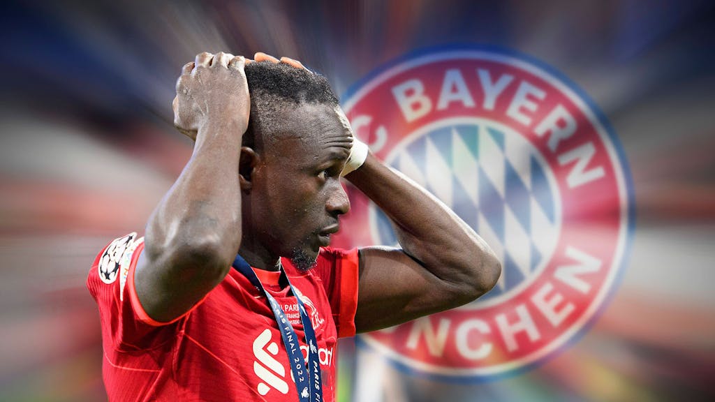 Sadio Mané schlägt die Hände ungläubig über den Kopf. Im Hintergrund ist das Logo des FC Bayern München abgebildet.