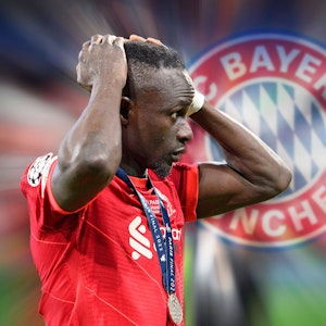 Sadio Mané schlägt die Hände ungläubig über den Kopf. Im Hintergrund ist das Logo des FC Bayern München abgebildet.