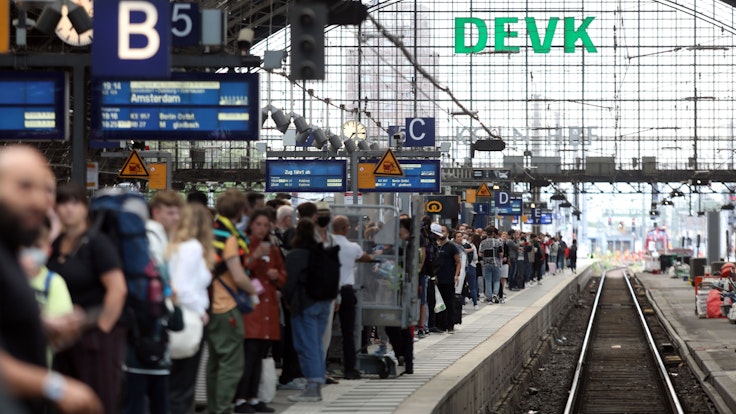 Viele Menschen warten an Gleis 5 im Kölner Hauptbahnhof auf ihren Zug.