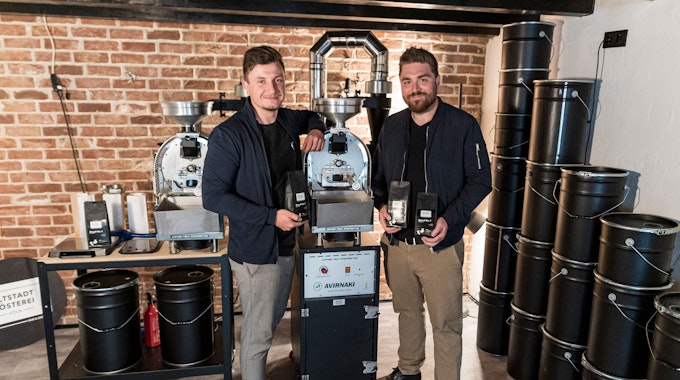 Robin Kracht und Patrick Köhler in der neuen nachhaltigen Kaffeerösterei am Buttermarkt.