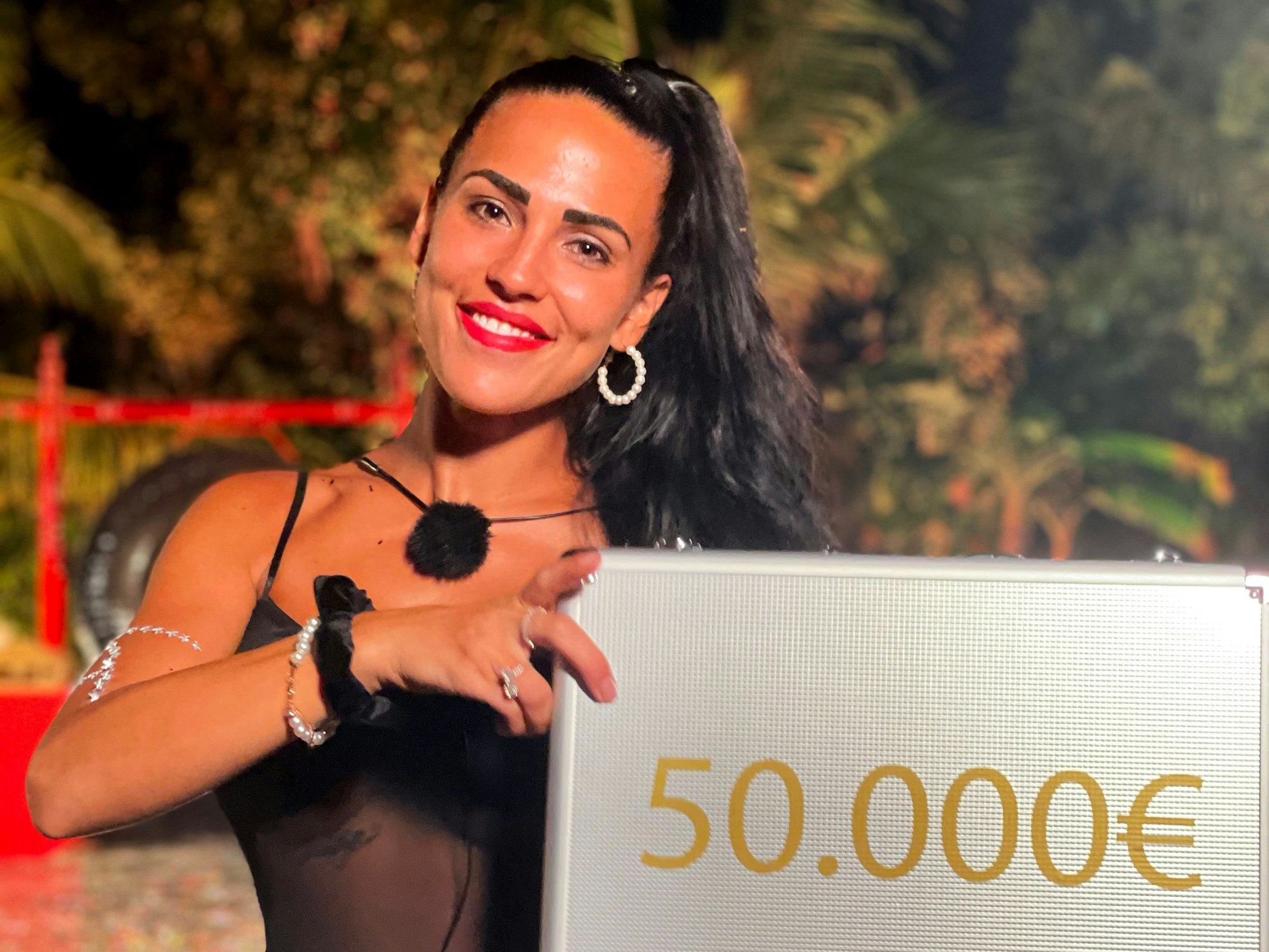Elena ist die strahlende Gewinnerin von 50.000 Euro.
