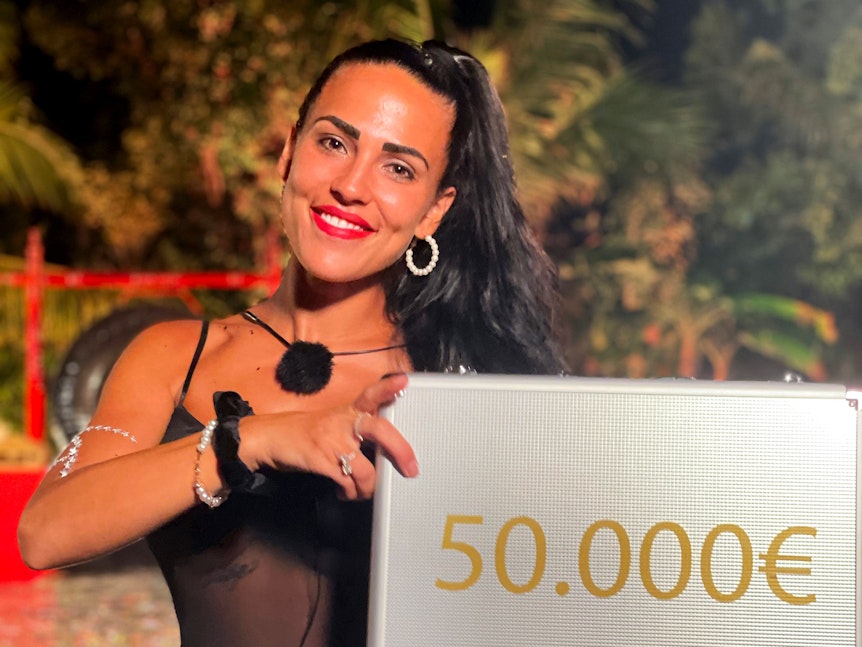 Elena ist die strahlende Gewinnerin von 50.000 Euro.