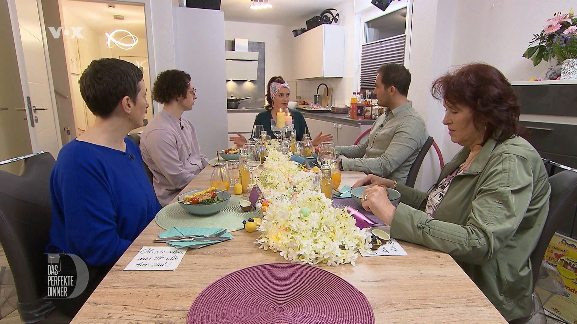 Die Gastgeberin erklärt den Gästen ihre Vorspeise, von links: Ilka, Thomas, Gastgeberin Jess, Domenik und Mechthild.