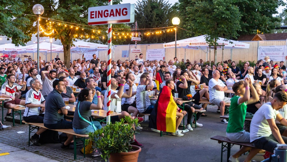Die deutschen Fans schauen beim Spiel Deutschland gegen Frankreich auf eine Leinwand im Stuttgarter Schlossgarten.