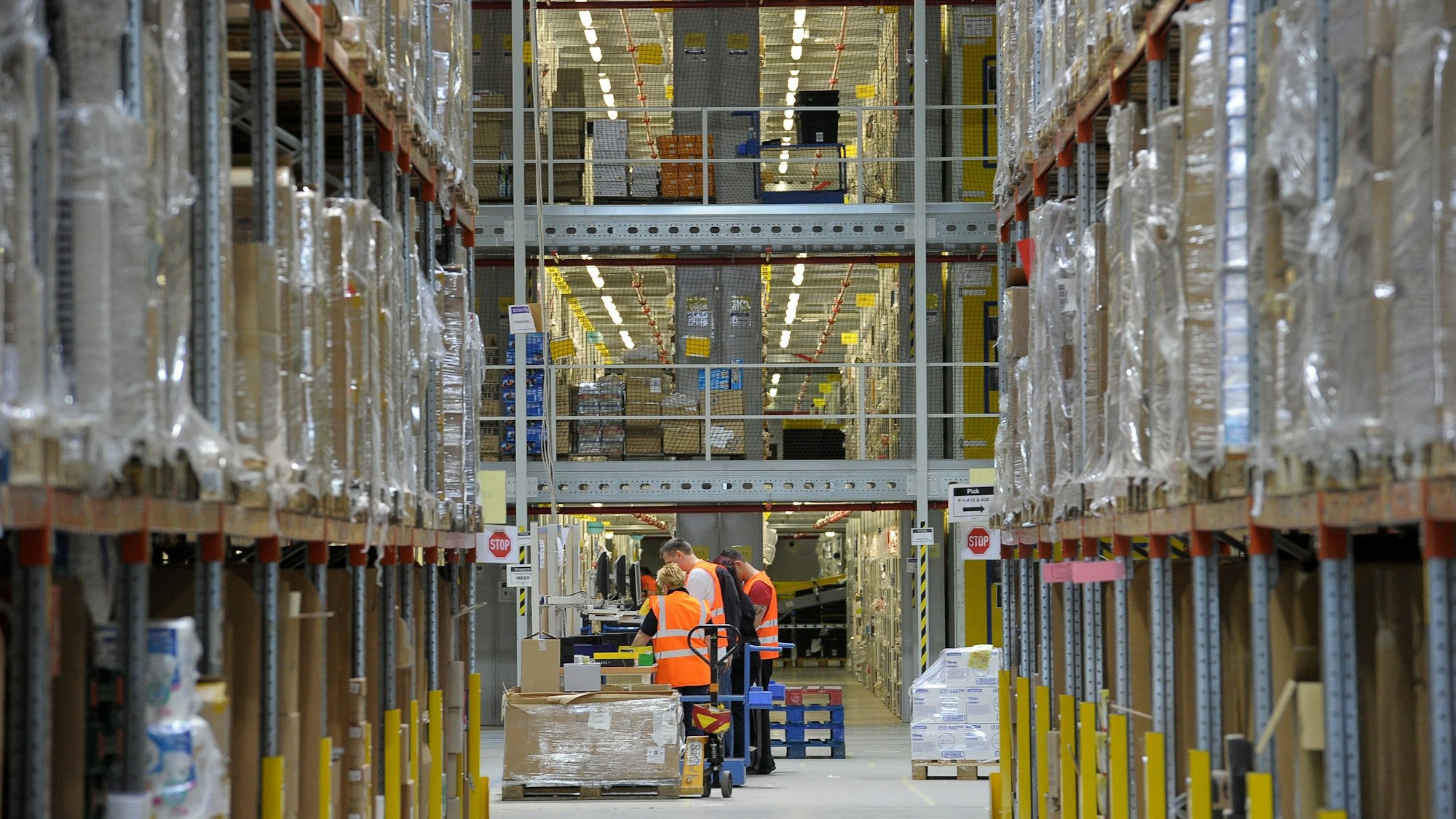 Amazon-Mitarbeiter bei der Arbeit in einem Logistikzentrum.